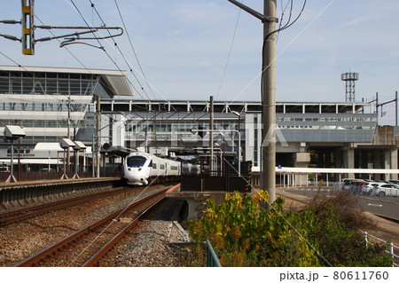 新鳥栖駅に到着する特急かもめ(885系電車) 新鳥栖駅に到着する特急かもめ(885系電車) 80611760