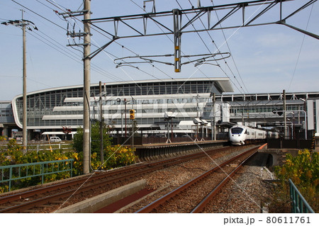 新鳥栖駅に到着する特急かもめ（885系電車） 80611761