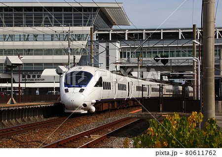 新鳥栖駅に到着する特急かもめ 5系電車 の写真素材