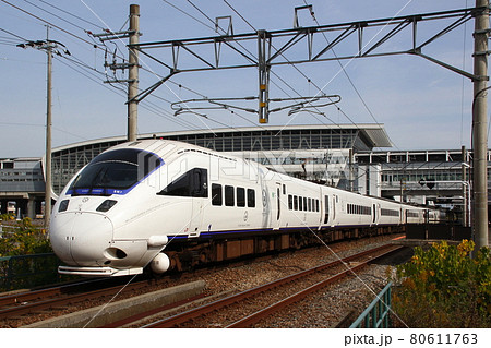 新鳥栖駅に到着する特急かもめ（885系電車） 80611763