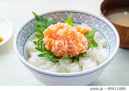 サーモンたたき丼 80611886