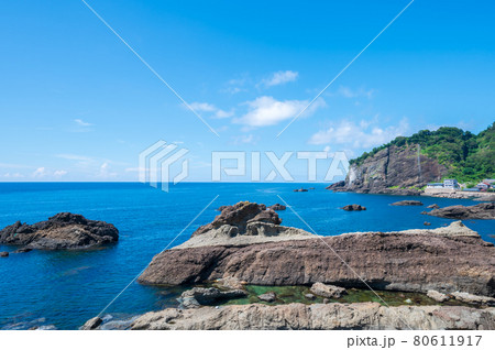 鳥糞岩を望む:福井県/越前海岸/漁日街道/越前岬周辺(2021年7月末撮影) 鳥糞岩を望む:福井県/越前海岸/漁日街道/越前岬周辺(2021年7月末撮影) 80611917
