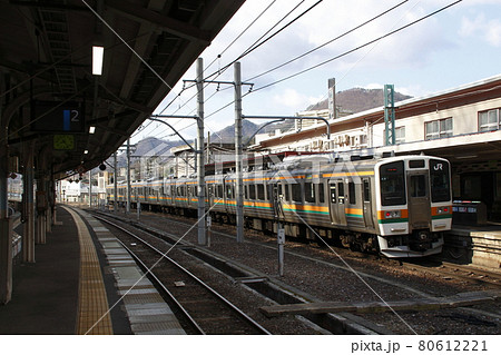 水上駅を発車する上越線211系(高崎⇔水上) 水上駅を発車する上越線211系(高崎⇔水上) 80612221
