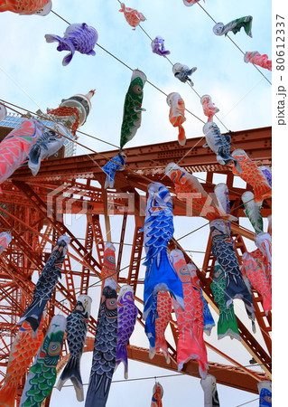 東京タワーと鯉のぼり 80612337