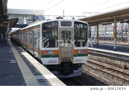 新前橋駅で終点の両毛線211系(6両編成) 新前橋駅で終点の両毛線211系(6両編成) 80612634