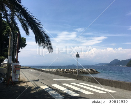 伊豆の海と青空と横断歩道 伊豆の海と青空と横断歩道 80612930