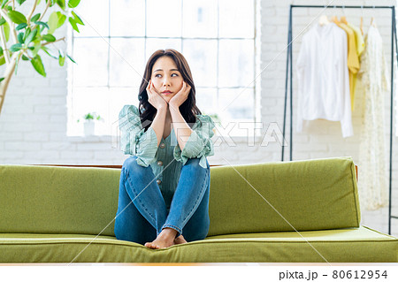 リビングでソファに座る若い女性 リビングでソファに座る若い女性 80612954
