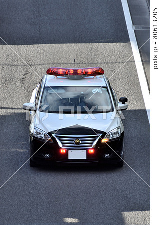 東京オリンピックの警備にあたる滋賀県警の白黒パトカー 80613205