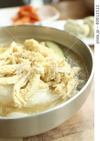 韓国料理“チョゲグクス”（＝鶏肉をのせた酢と辛子味の冷たい麺） 80613522