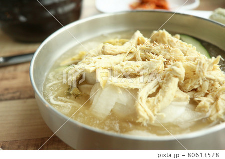 韓国料理“チョゲグクス”（＝鶏肉をのせた酢と辛子味の冷たい麺） 80613528