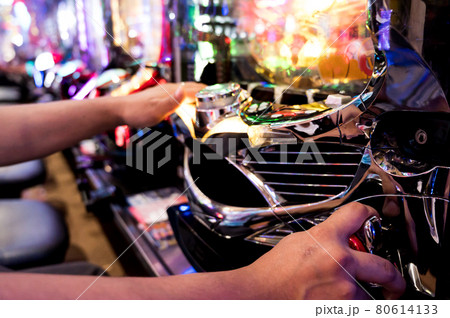 パチンコを遊技する手元 80614133