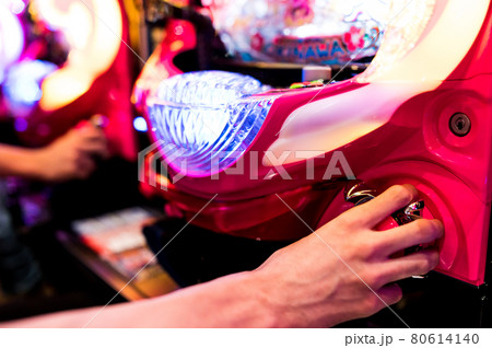 パチンコを遊技する手元 80614140