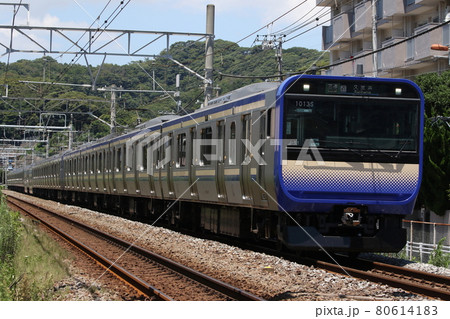 JR東日本】お昼前の鎌倉～逗子を往く15両編成の横須賀線E235系の写真