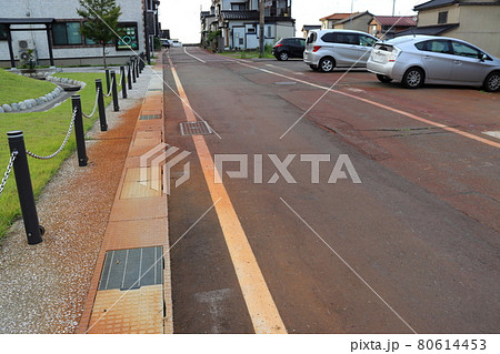 雪国に多いアスファルトの茶色いシミ(糸魚川市) 雪国に多いアスファルトの茶色いシミ(糸魚川市) 80614453