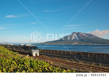 桜島と特急列車 80614563
