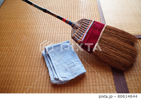 畳の部屋とレトロなほうきと雑巾 80614644
