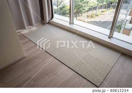 新築マンションのリビングの床にタイルカーペットを敷き込む 新築マンションのリビングの床にタイルカーペットを敷き込む 80615234