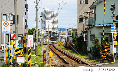 踏切のある風景＜08＞（三島市街地を通る線路） 80615642