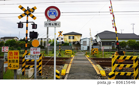 踏切のある風景＜04＞（自動車通行不可の踏切）の写真素材 [80615646 ...