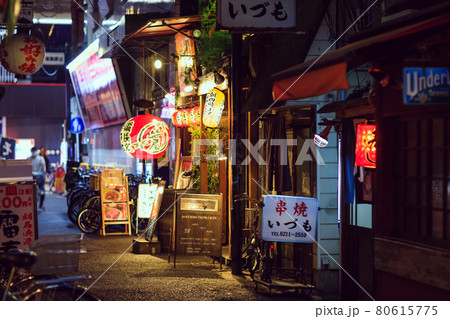 【大阪】道頓堀裏路地の飲み屋街 80615775
