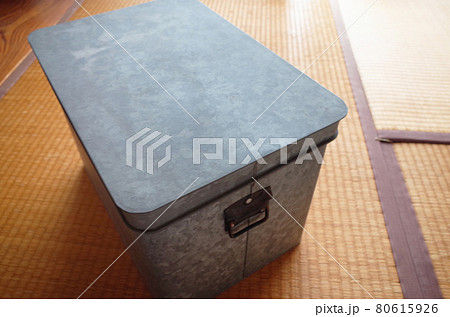 畳の部屋にブリキの四角い米びつ 畳の部屋にブリキの四角い米びつ 80615926