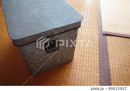 畳の部屋にブリキの四角い米びつ 畳の部屋にブリキの四角い米びつ 80615927