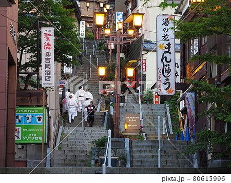 伊香保温泉　夕暮れの石段街 80615996