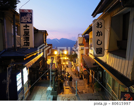 伊香保温泉　夕暮れの石段街 80615997