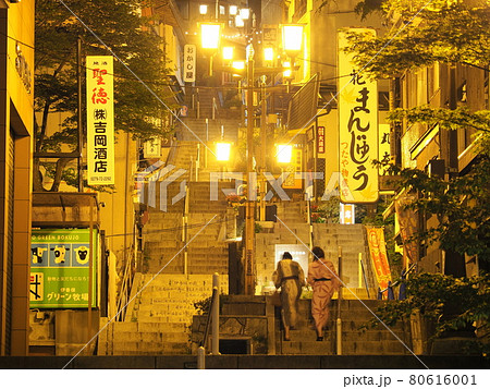 伊香保温泉　夜の石段街　浴衣姿の宿泊客 80616001