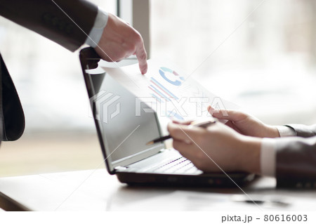 close up.colleagues discuss the financial report, the concept of planning 80616003