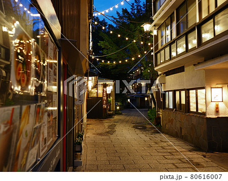 伊香保温泉　石段街の脇道（横手館付近） 80616007