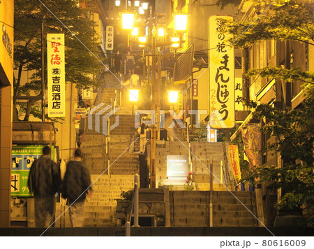 伊香保温泉　夜の石段街　浴衣姿の宿泊客 80616009