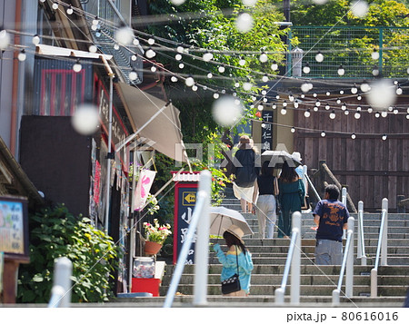 夏の伊香保温泉 石段街の風景(「石段玉こんにゃく」のよろづや付近) 夏の伊香保温泉 石段街の風景(「石段玉こんにゃく」のよろづや付近) 80616016
