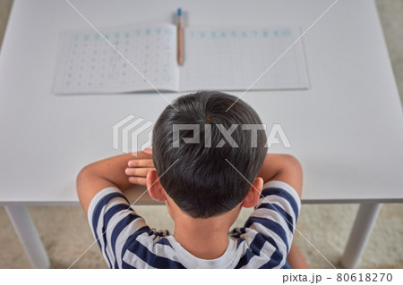 算数が苦手で机にうつ伏せる小学生の男の子 80618270