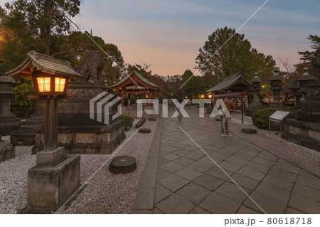 [東京・上野] 上野公園で上野東照宮の内苑を照らす灯篭のサンセット撮影。 80618718