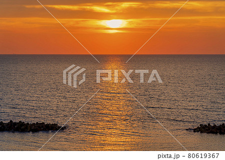 夕暮れの日本海と夕陽（夕日）　新潟県村上市 80619367