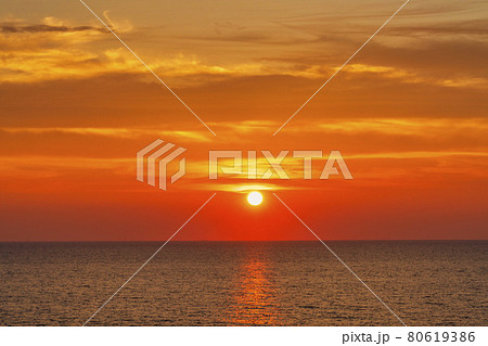 夕暮れの日本海と夕陽(夕日) 新潟県村上市 夕暮れの日本海と夕陽(夕日) 新潟県村上市 80619386