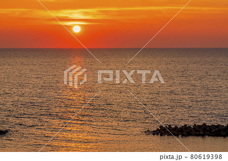 夕暮れの日本海と夕陽（夕日）　新潟県村上市 80619398