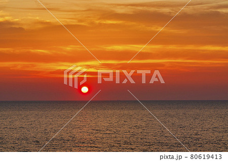 夕暮れの日本海と夕陽(夕日) 新潟県村上市 夕暮れの日本海と夕陽(夕日) 新潟県村上市 80619413
