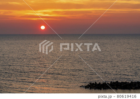 夕暮れの日本海と夕陽(夕日) 新潟県村上市 夕暮れの日本海と夕陽(夕日) 新潟県村上市 80619416