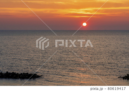夕暮れの日本海と夕陽（夕日）　新潟県村上市 80619417