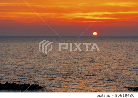 夕暮れの日本海と夕陽（夕日）　新潟県村上市 80619430