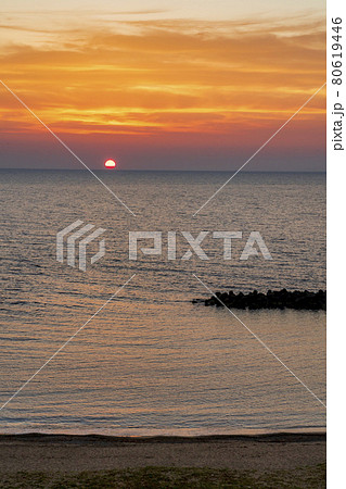 夕暮れの日本海と夕陽(夕日) 新潟県村上市 夕暮れの日本海と夕陽(夕日) 新潟県村上市 80619446