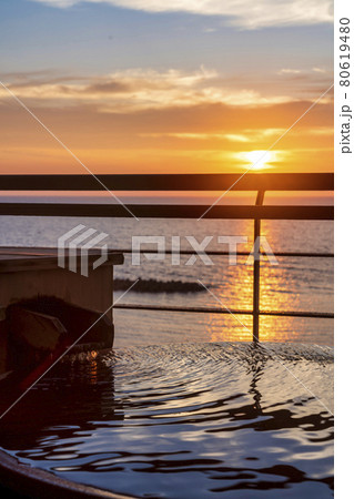 夕暮れの日本海と夕陽（夕日）　露天風呂　新潟県村上市 80619480