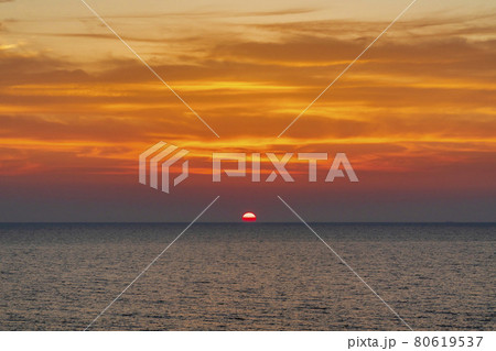 夕暮れの日本海と夕陽(夕日) 新潟県村上市 夕暮れの日本海と夕陽(夕日) 新潟県村上市 80619537