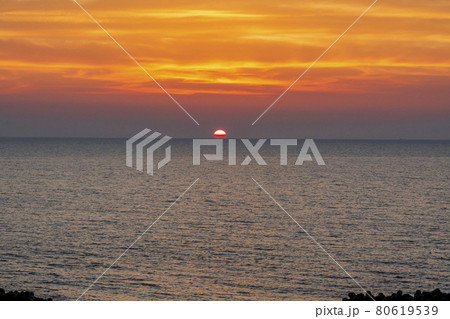 夕暮れの日本海と夕陽(夕日) 新潟県村上市 夕暮れの日本海と夕陽(夕日) 新潟県村上市 80619539