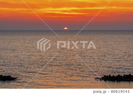 夕暮れの日本海と夕陽（夕日）　新潟県村上市 80619543
