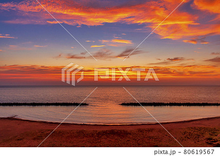 夕暮れの日本海と夕陽（夕日）　新潟県村上市 80619567