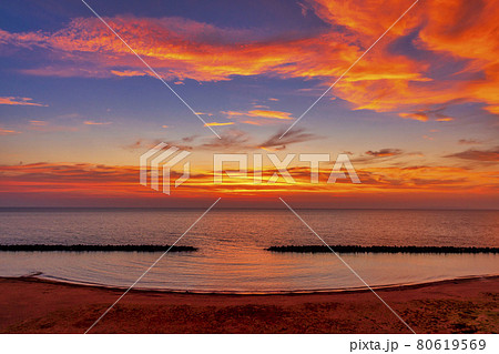 夕暮れの日本海と夕陽（夕日） 新潟県村上市の写真素材 [80619569] - PIXTA