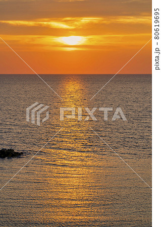 夕暮れの日本海と夕陽(夕日) 新潟県村上市 夕暮れの日本海と夕陽(夕日) 新潟県村上市 80619695